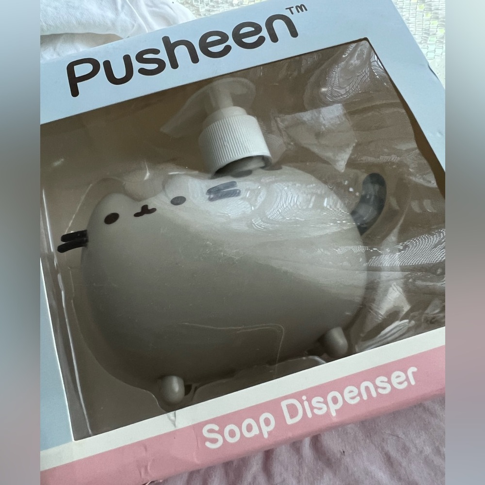 3 Pusheen containers- 1 plastic-1 ceramic  from 2018 - gaming from 2022 - Picture 5 of 16